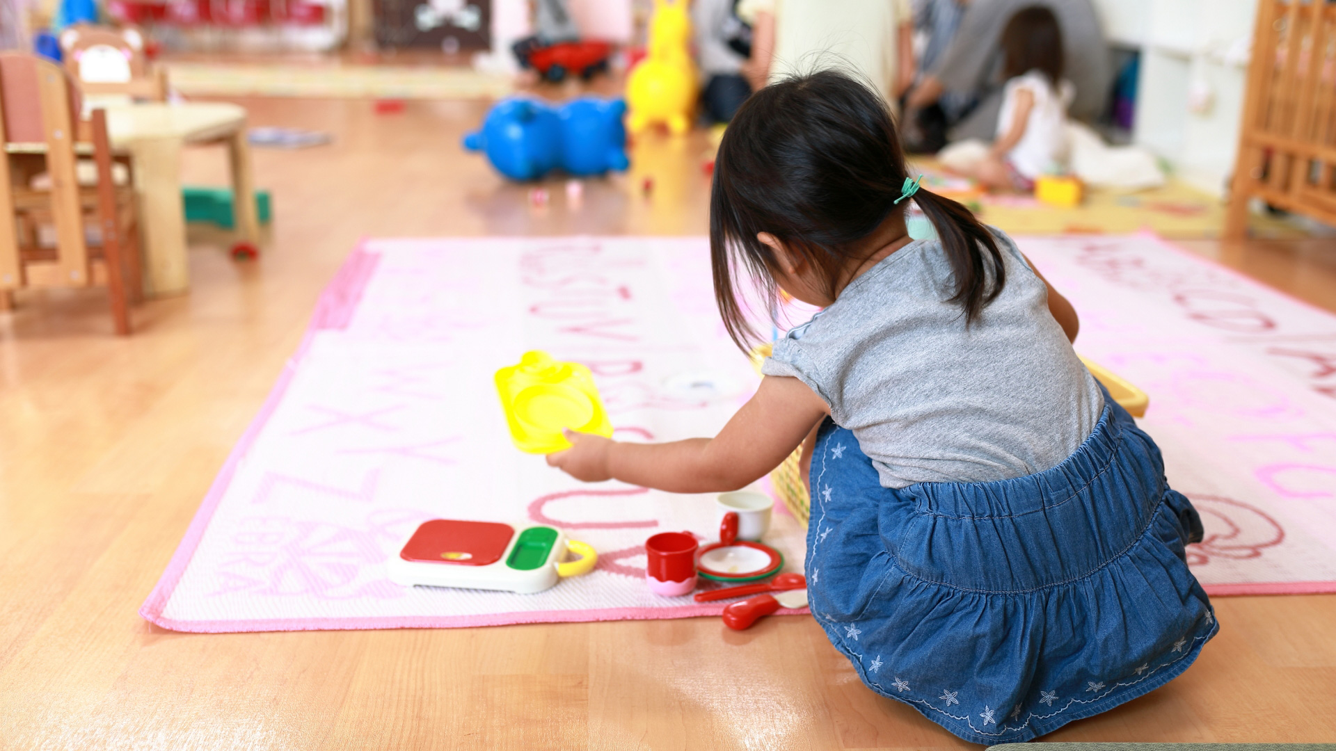 福岡市のインターナショナルスクールBee Pop International Preschoolでままごと遊びをする子供